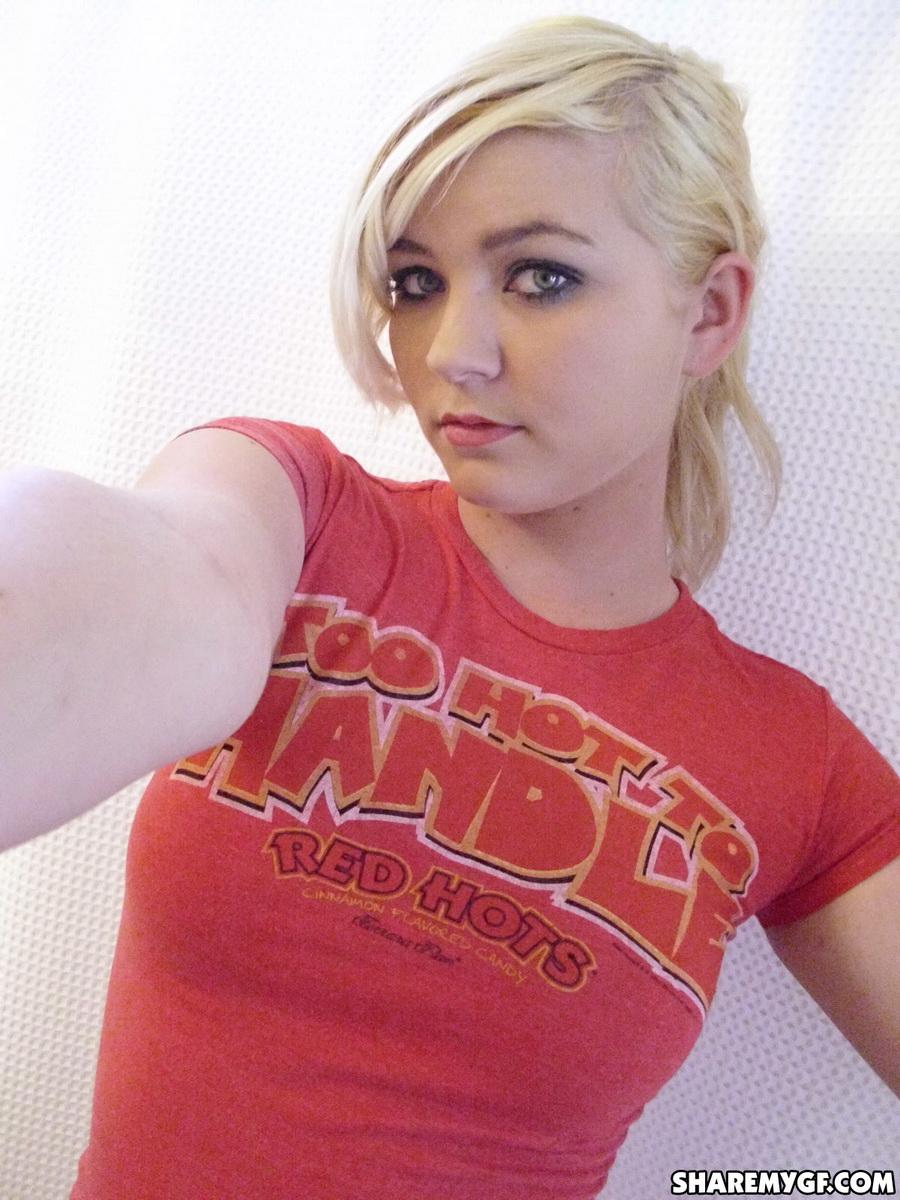 Une jeune femme blonde prend des selfies de son superbe corps dans la salle de bain.
 #60795533