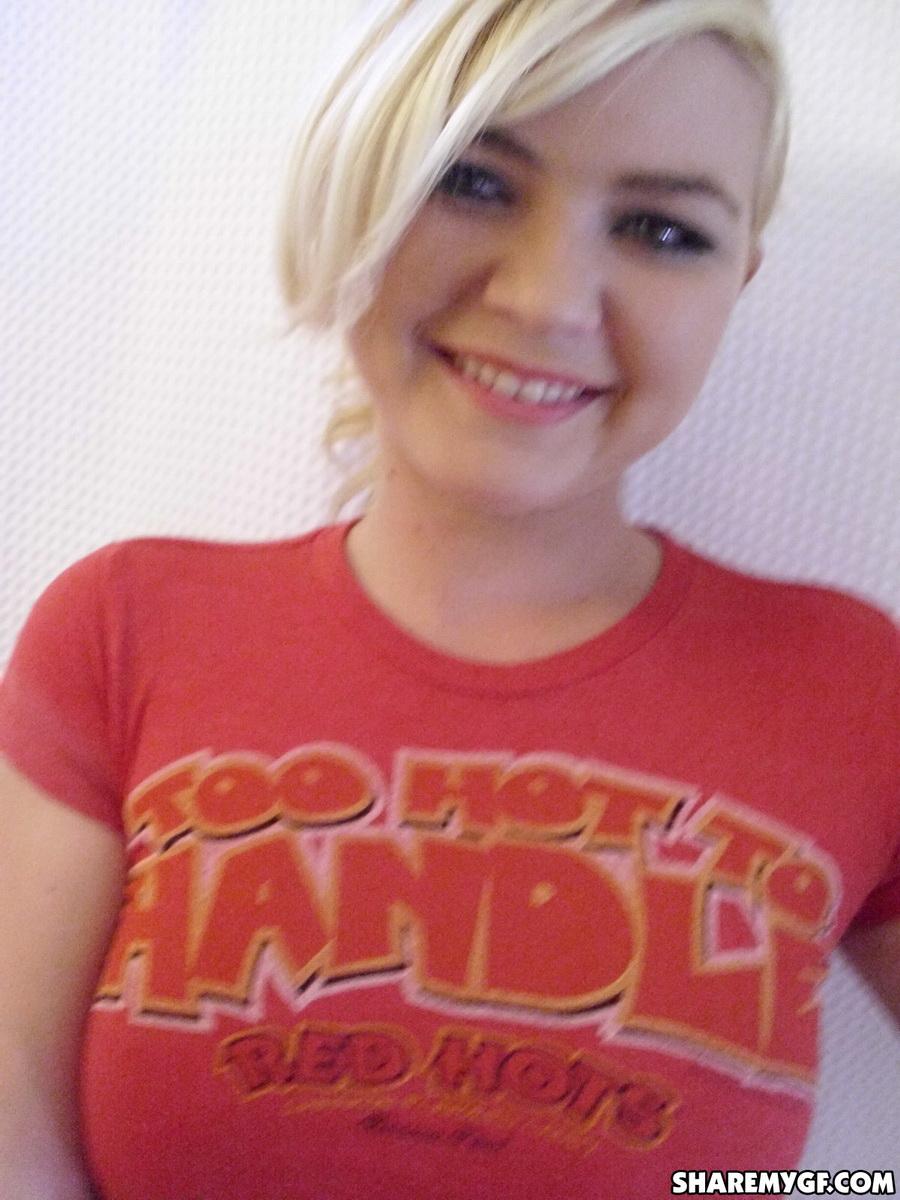 Une jeune femme blonde prend des selfies de son superbe corps dans la salle de bain.
 #60795555