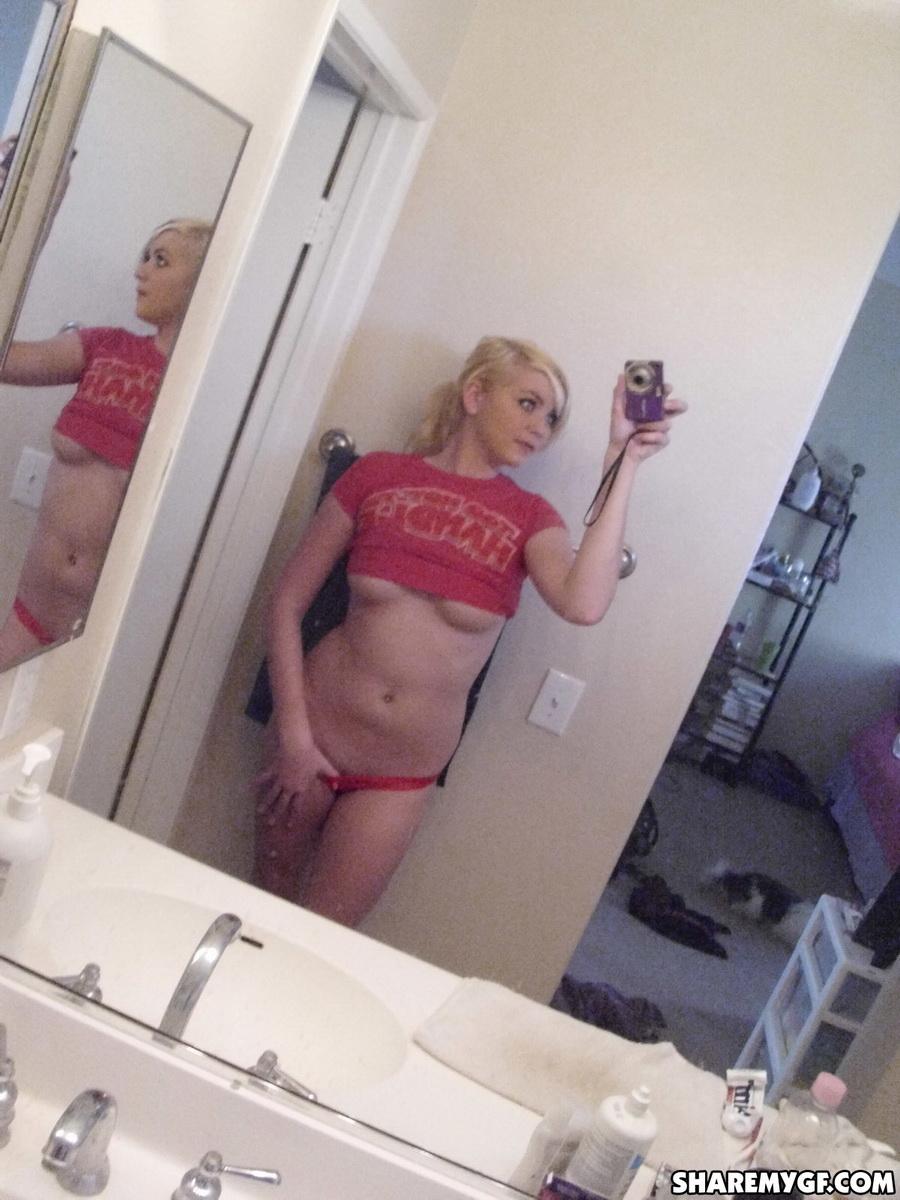 Rubia caliente se toma selfies de su cuerpo en el baño
 #60795668