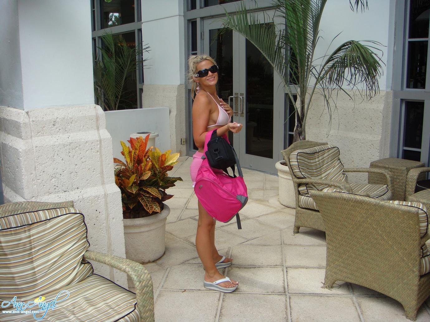 Candid Fotos von Ann Angel im Urlaub in Miami
 #53224234