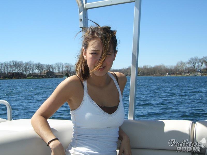 Photos de bailey's room seins nus sur un bateau
 #53405333