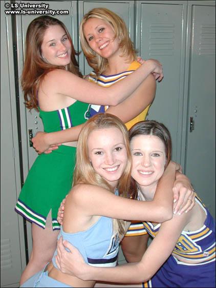 Vier Teen Cheerleader gehen nach dem Training lesbisch
 #54081365