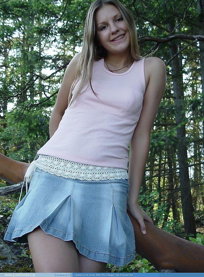 Bilder von josie model, die sich im Wald auszieht
 #55671608