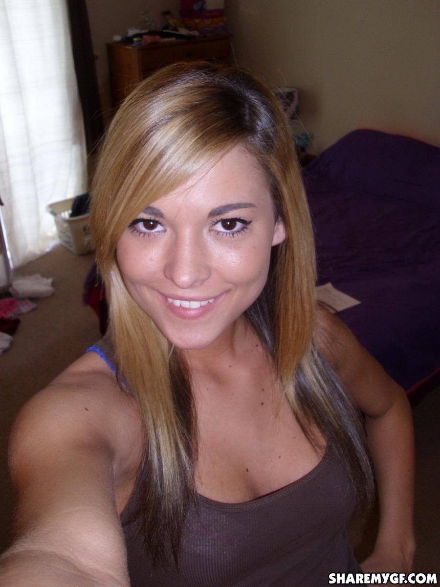 Stupenda studentessa bionda si fa dei selfies per voi nella sua camera da letto
 #60796072