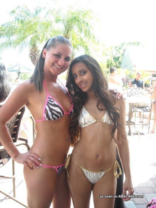 Compañeros de trabajo posando en bikinis sexy durante las vacaciones
 #60660336
