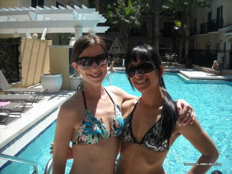 Des collègues de bureau posant en bikinis sexy pendant les vacances
 #60660469