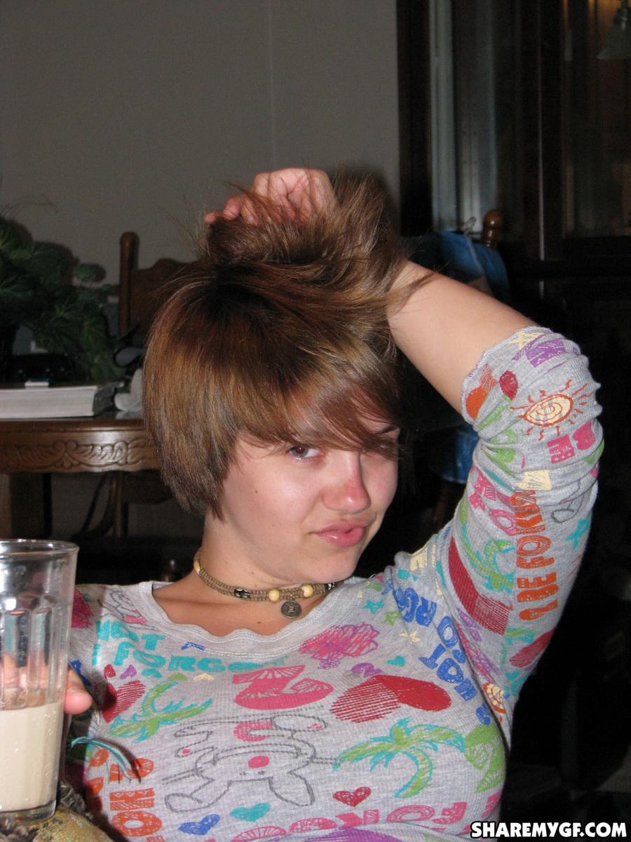 Une petite amie jeune aux cheveux courts se montre coquine devant la caméra.
 #60799076