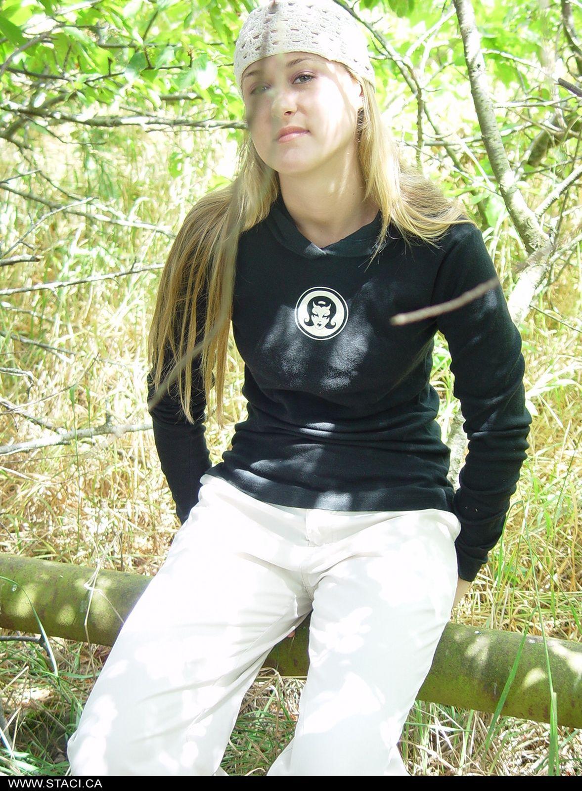 森の中でエッチなことをしている10代のセクシーなstaci.caの写真
 #60003638
