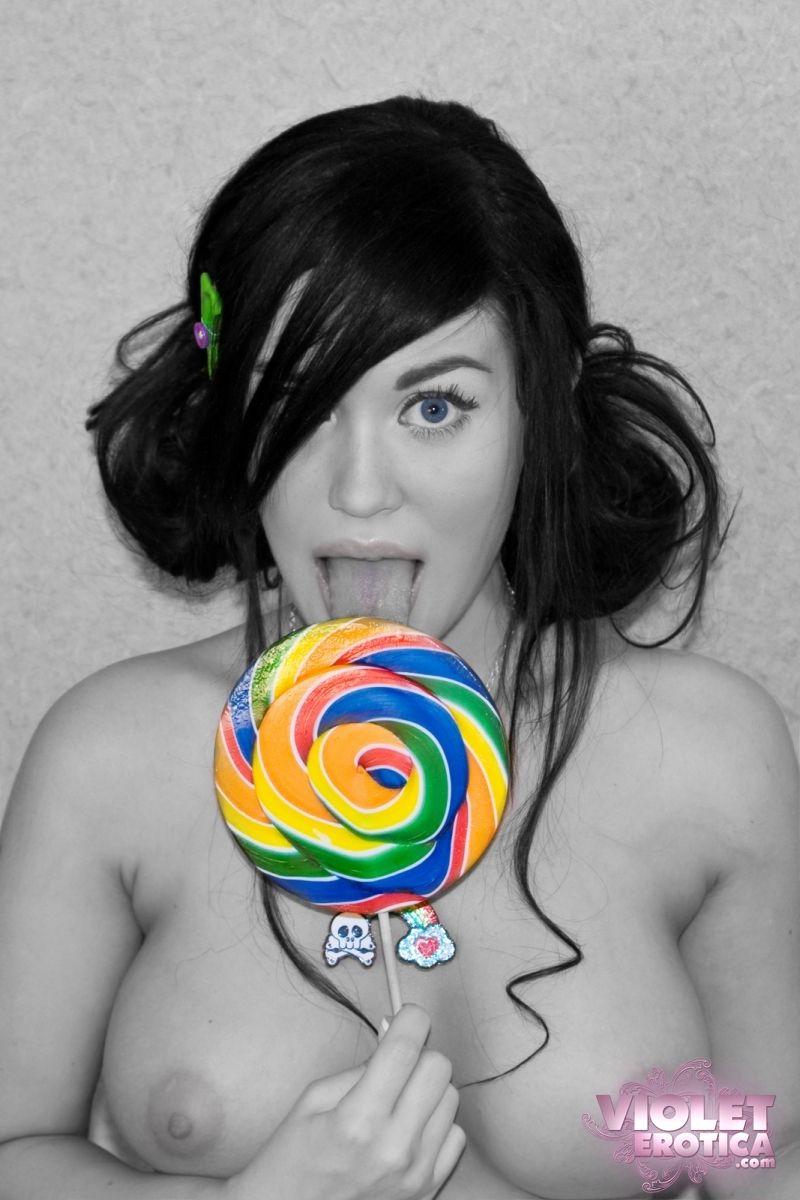 Photos d'une jeune nympho Violet erotica mettant un objet dur dans sa bouche
 #60153029