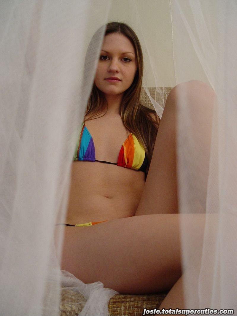 Bilder von josie model, die ihr Bikinioberteil auszieht
 #55730812
