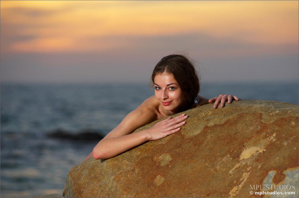 Mpl studios präsentiert sasha in "sunset paradise"
 #58054153