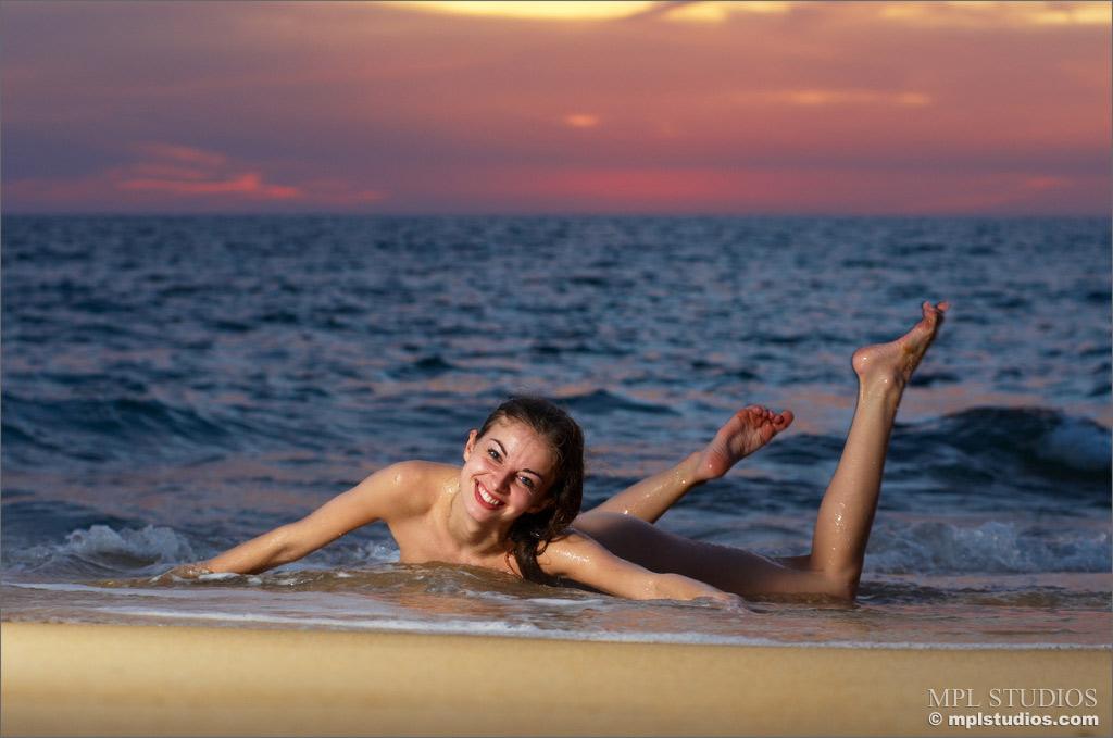 Mpl studios präsentiert sasha in "sunset paradise"
 #58054324
