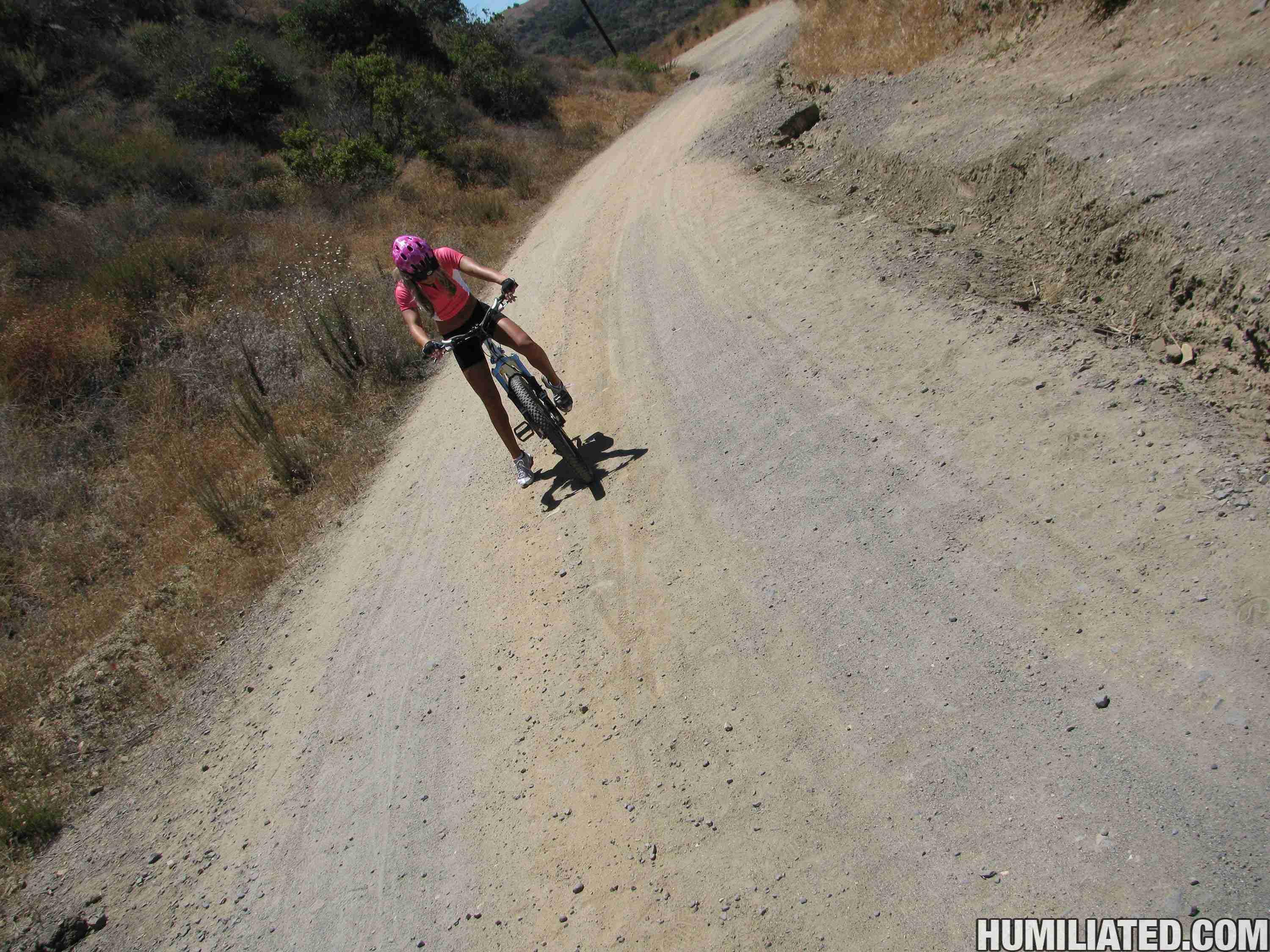 Kara Novack es una jovencita rubia atada en su bicicleta de montaña y follada.
 #55960045