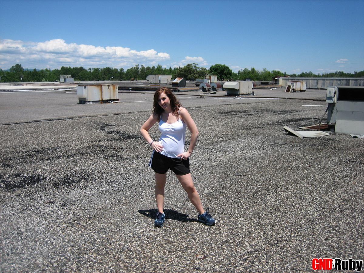 Ruby pelirroja cachonda muestra sus tetas en el techo mientras se frota el coño mojado
 #59948354