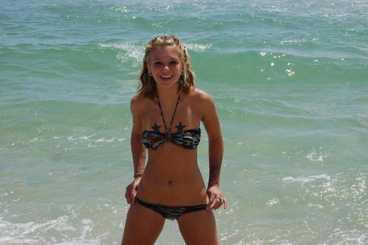 ビーチで点滅しているセクシーなletの写真
 #59952590