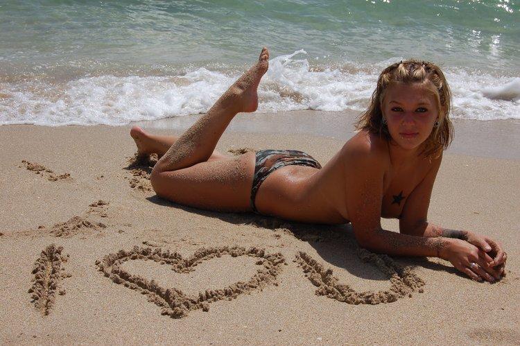 ビーチで点滅しているセクシーなletの写真
 #59952629