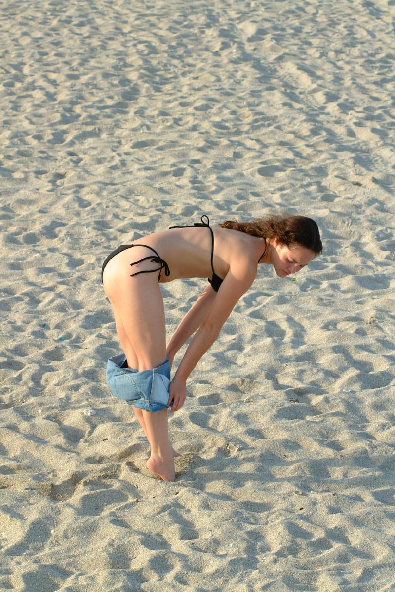 Bilder von teen amateur süße stephanie ausziehen ihr Bikini-Oberteil am Strand
 #60038776
