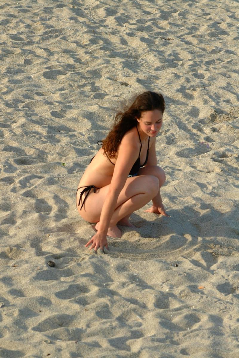 Bilder von teen amateur süße stephanie ausziehen ihr Bikini-Oberteil am Strand
 #60038810