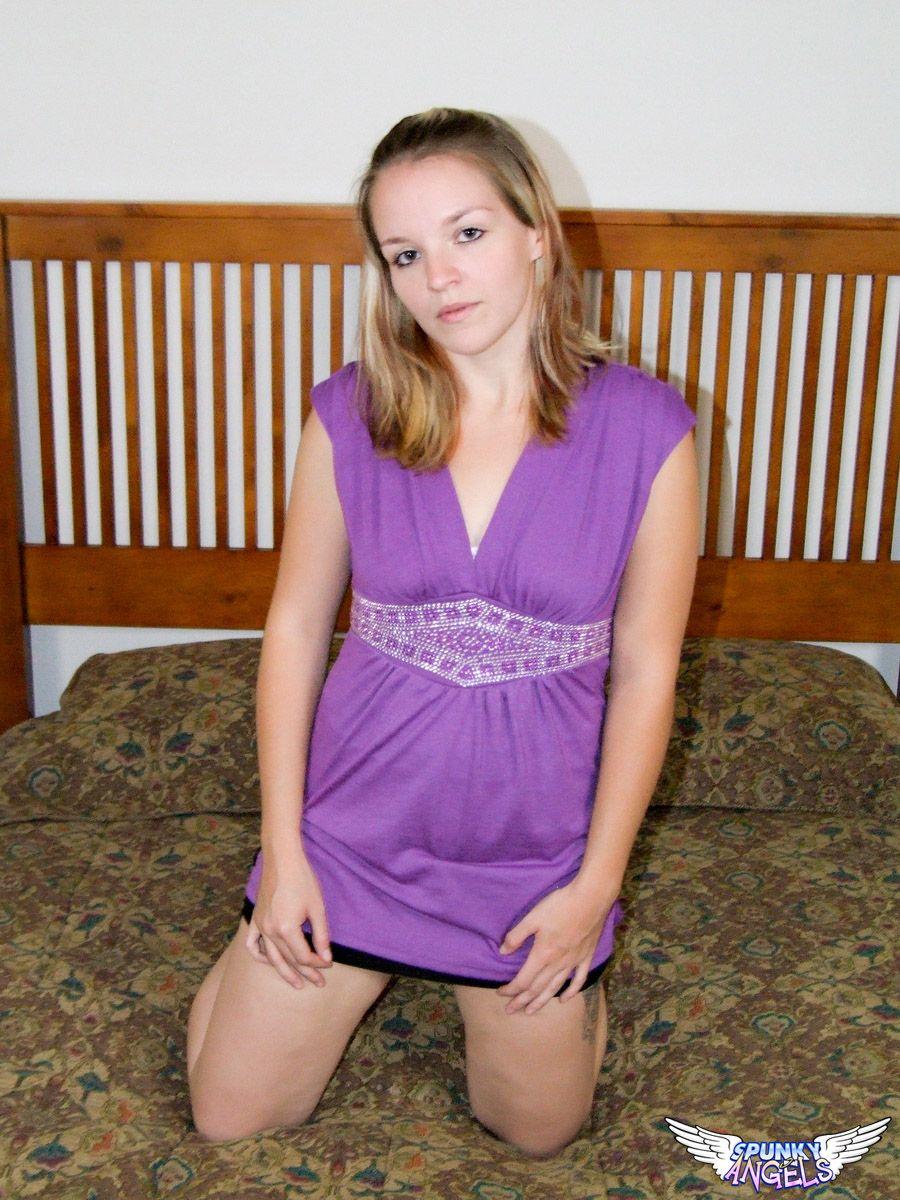 Photos d'une jeune amateur sexy qui se taquine au lit
 #60816424
