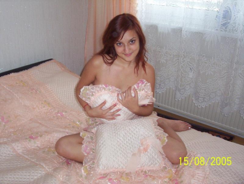 Une jeune femme amateur coquine pose seins nus devant la caméra.
 #60914911