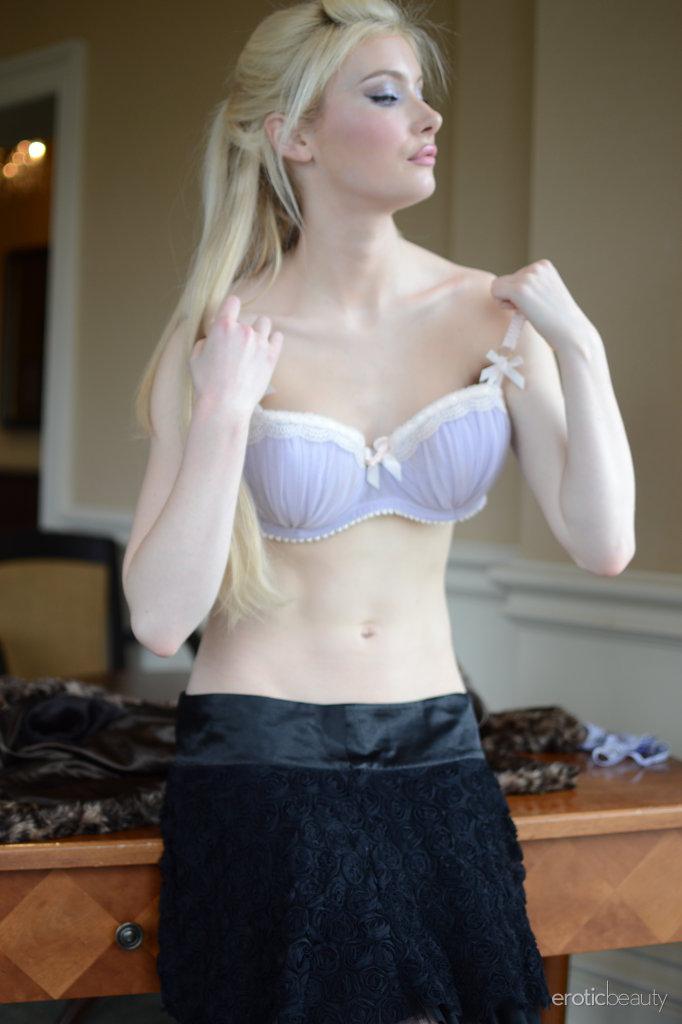 Photos de la jeune blonde locklear a montrant son corps nu et sexy
 #60366432