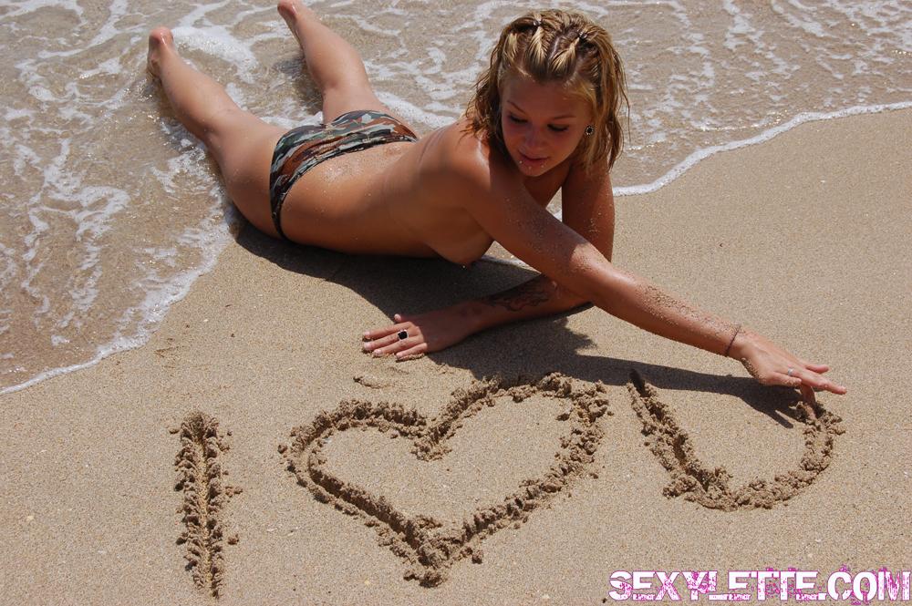 Bilder von sexy lette, die sich am Strand nackt auszieht
 #59952236