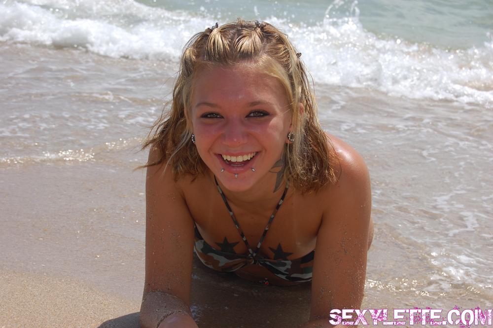 Photos de lette sexy se mettant à poil sur une plage
 #59952239