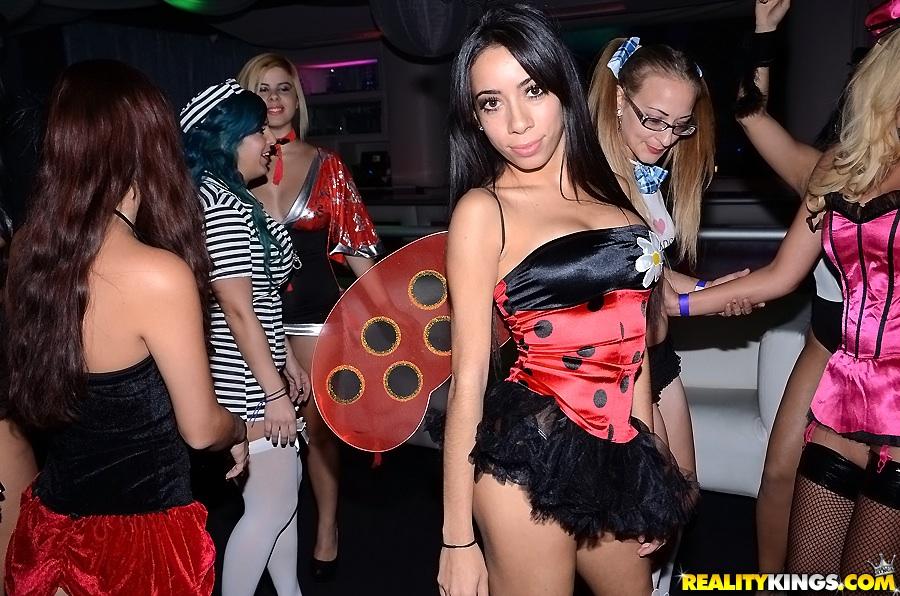 Heiße Club-Girls verkleiden sich in ihren Kostümen und ficken in einem Nachtclub
 #52908223