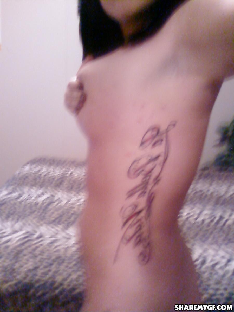 Brunette babe roxy prende foto sexy del suo corpo
 #59879112