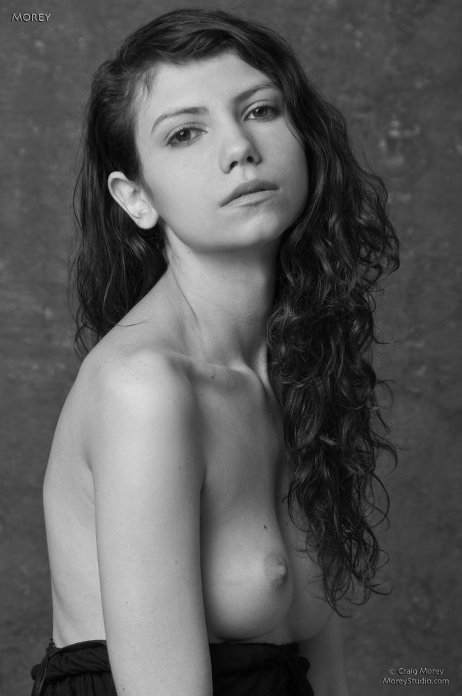 Brunette coed trishi espone le sue tette vivaci per voi in studio
 #60115280