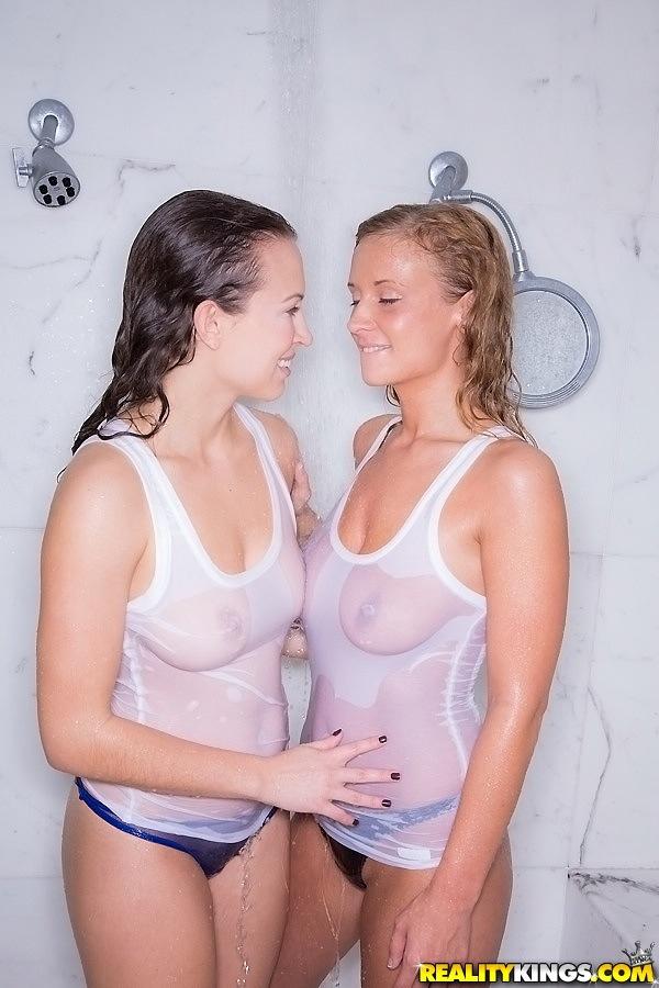 Lily et Alice, deux filles aux gros seins, se font plaisir sous la douche.
 #52988806