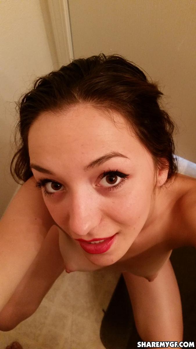 Novia morena se hace selfies en el espejo con sus tetas y su culo desnudo #60789340