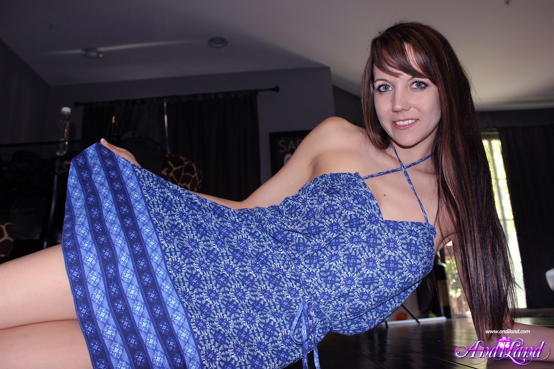 Heißes Mädchen Andi Land zieht ihr blaues Sommerkleid aus
 #53134421
