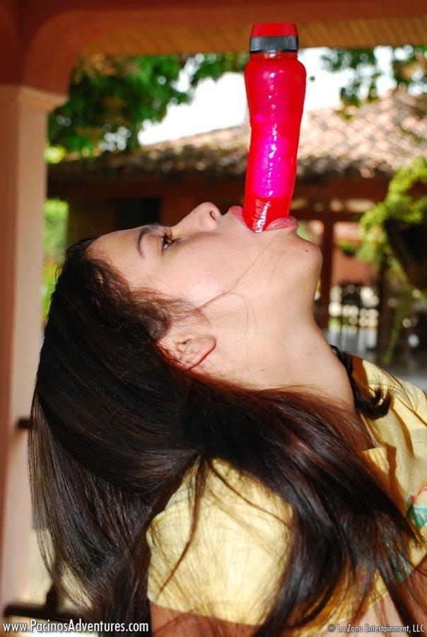 Fotos de la chica latina sara mojandose y jugando con un enorme vibrador rosa dentro de su coño
 #59919843