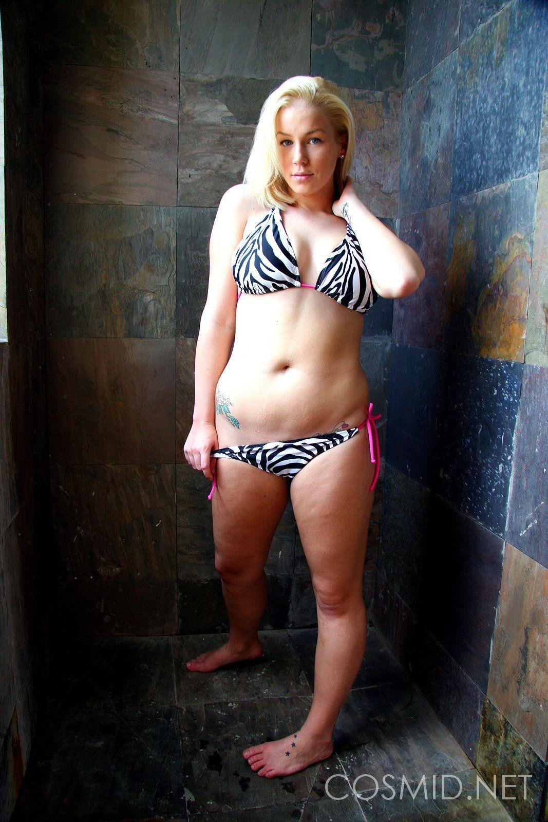 Bilder von einem blonden Teenager, der aus seinem Bikini schlüpft
 #60289570