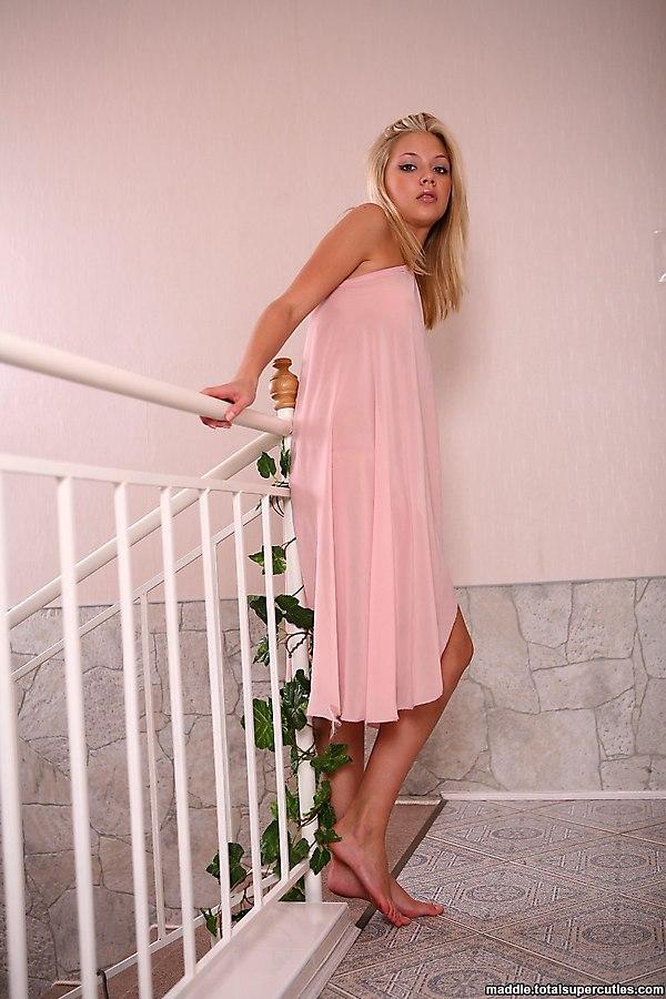 Bilder von maddie zeigt ihre heißen Beine in einem rosa Kleid
 #59902804