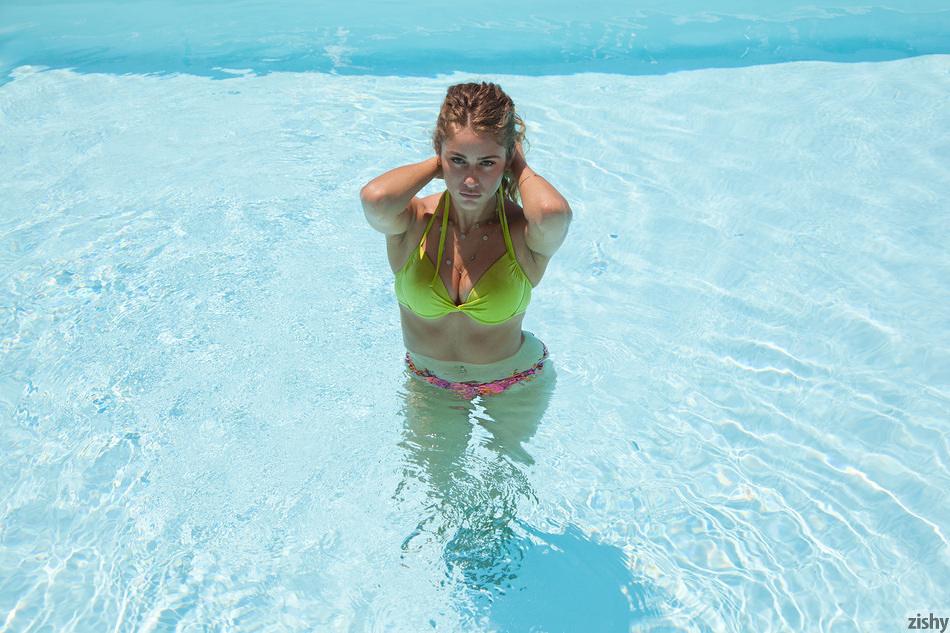 Vollbusige Studentin Serina Cardoni neckt in ihrem Bikini am Pool
 #59951814