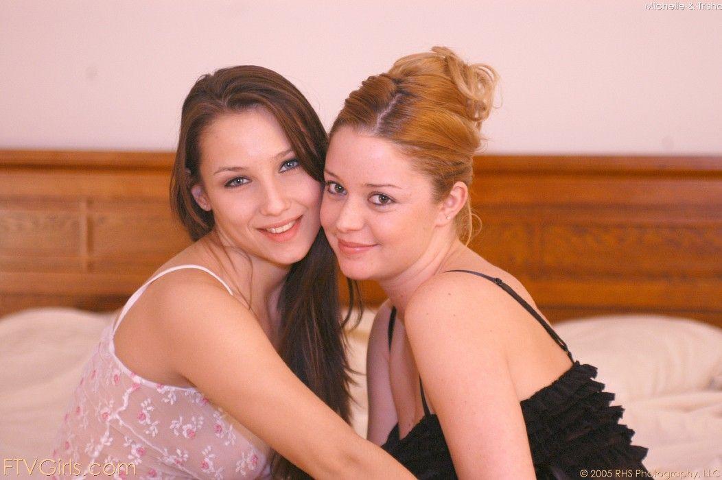 Bilder von zwei geilen Teenie-Mädchen, die ihre Muschi lieben
 #60446741