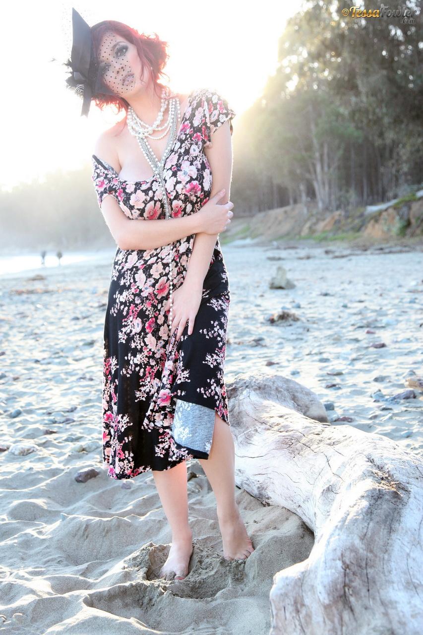 Vollbusige Rothaarige Tessa Fowler zeigt ihre großen Brüste am Strand
 #60088812