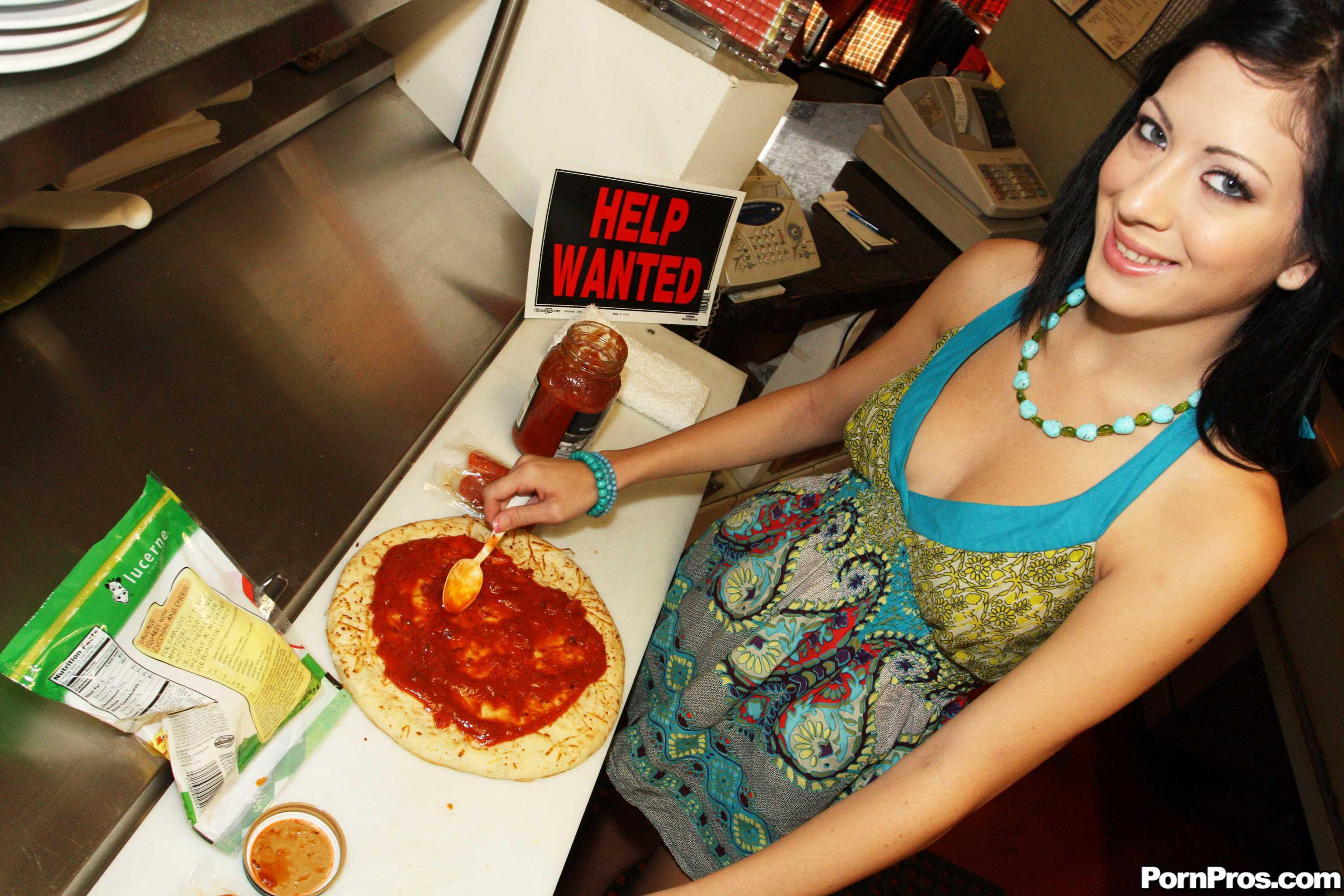 欲求不満のティーンケナケインは、彼女の上司をファックとフェラでピザ屋で仕事を得る
 #58726436