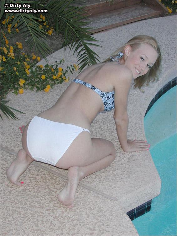 Photos de la jeune dirty aly se dénudant au bord de la piscine
 #54074093