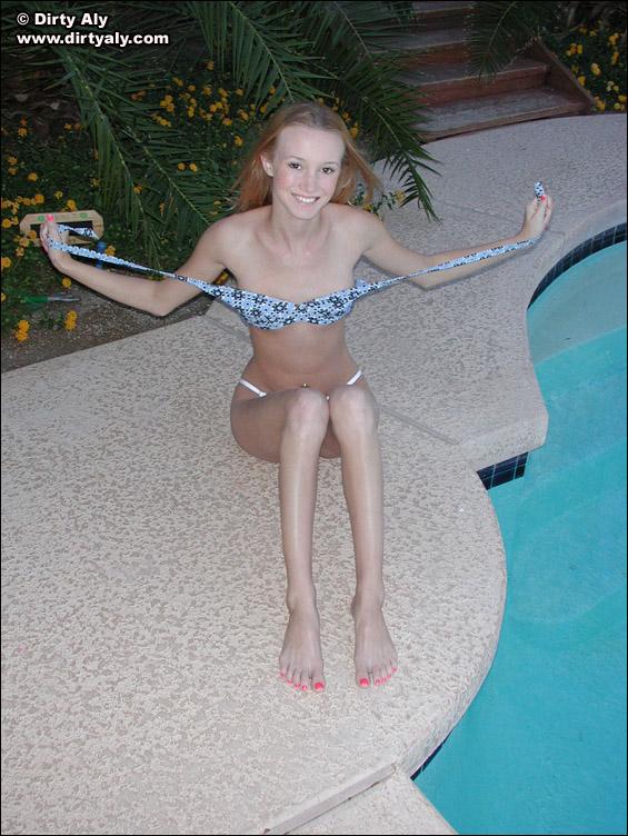 Photos de la jeune dirty aly se dénudant au bord de la piscine
 #54074323