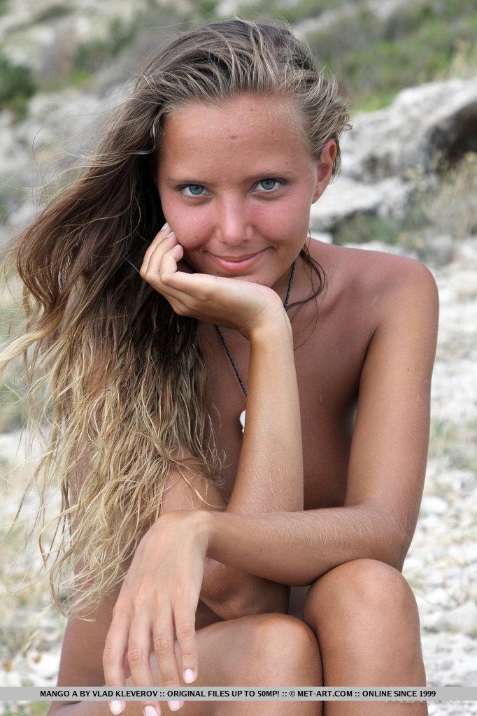 Photos de mangue beauté jeune a se mettant nue sur une plage
 #58163154