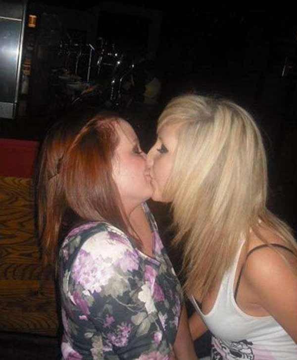 Photos d'amies sauvages en train de s'embrasser
 #60652356
