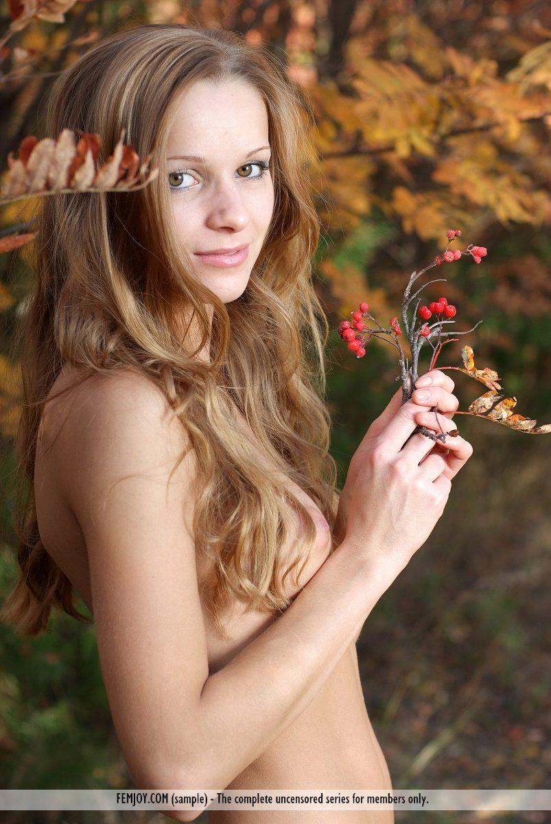 Immagini di una ragazza giovane caldo nudo in giardino
 #60405074