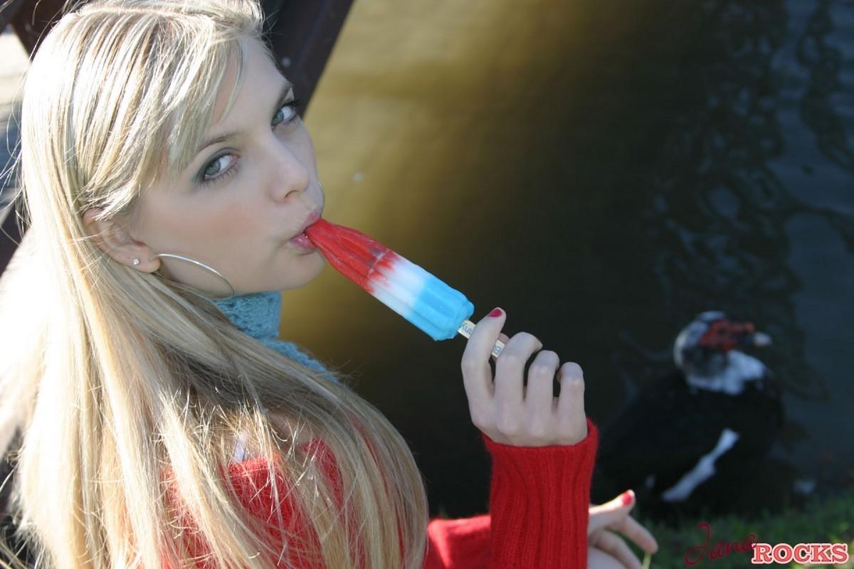 Blondes Babe Jana zeigt ihre oralen Fähigkeiten mit einem Eis am Stiel
 #55081311