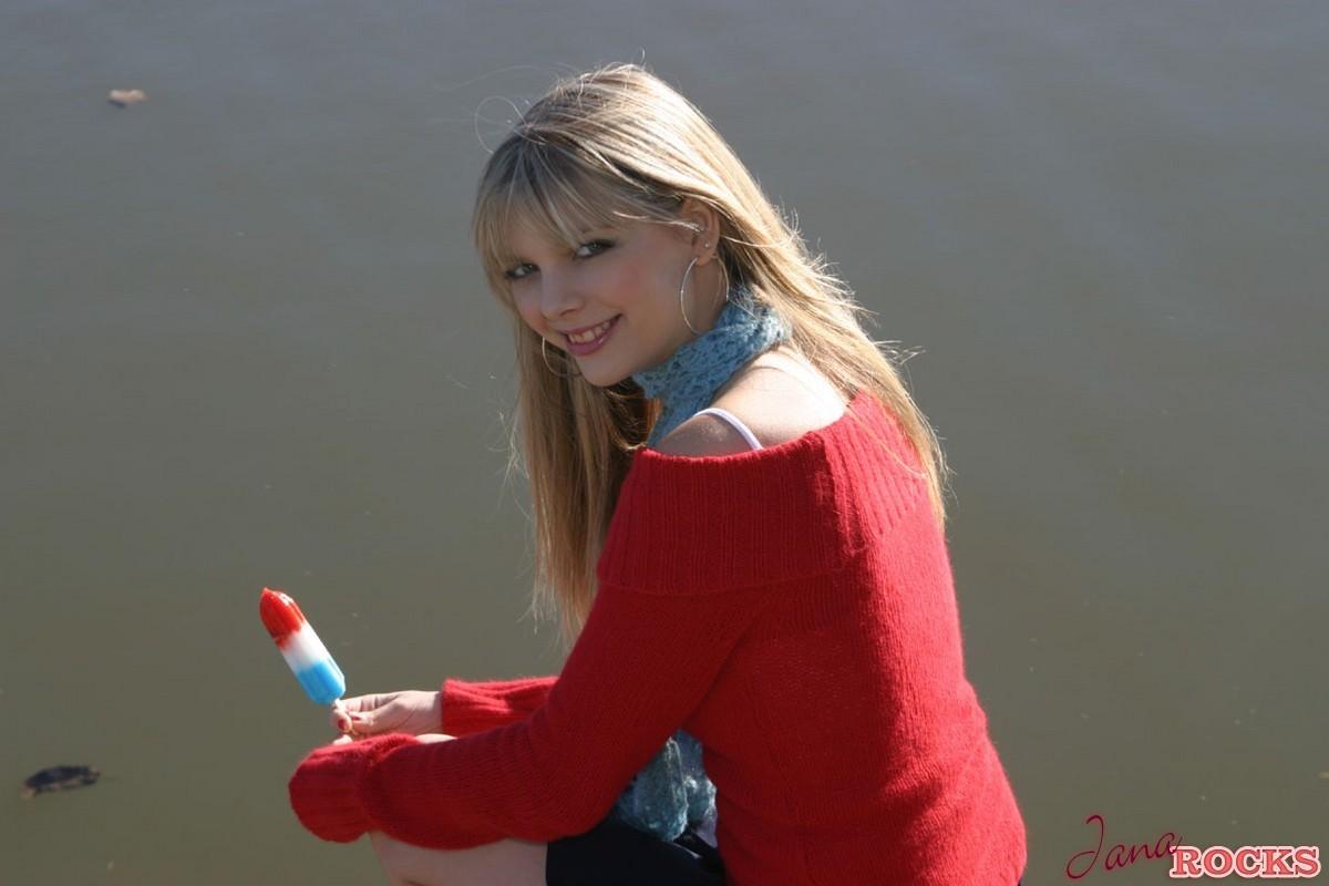 La blonde Jana montre ses talents d'oratrice avec une glace à l'eau.
 #55081383