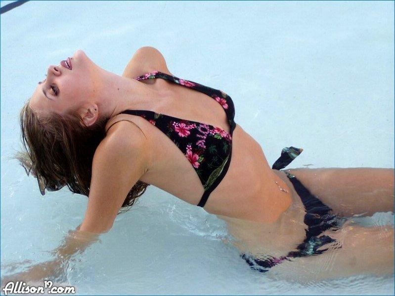 Immagini del modello giovane Allison 19 lampeggiante le sue tette in piscina
 #53041490