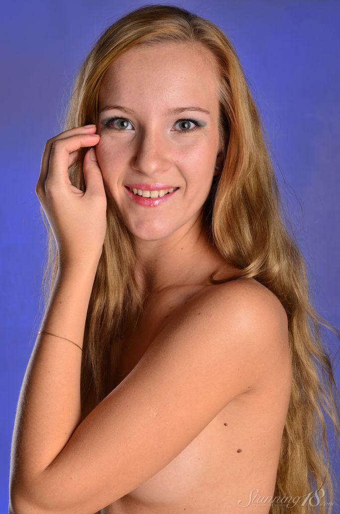 Blonde Schönheit Hannah J. zieht sich für Sie in ihrem ersten Fotoshooting aus
 #60828964