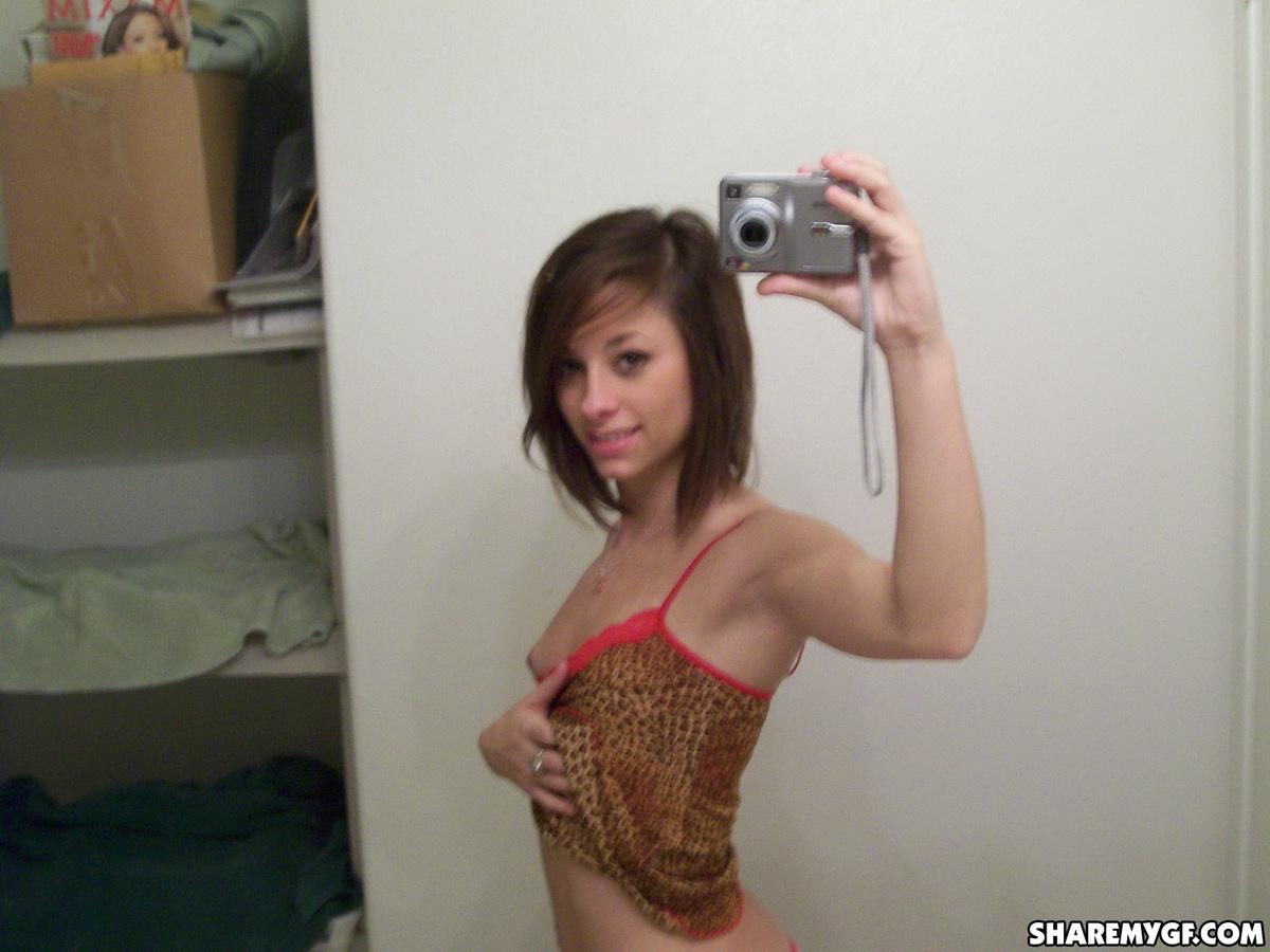 Brünette teen nimmt selfies von ihrem heißen Körper im Badezimmer
 #59869760